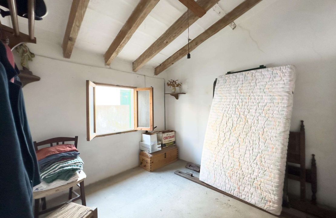 Townhouse for sale in Pollensa Mallorca with patio to reform