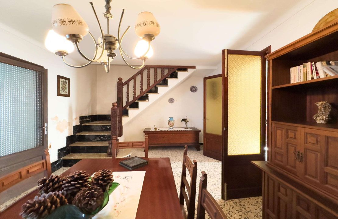 Townhouse for sale in Pollensa Mallorca with patio to reform