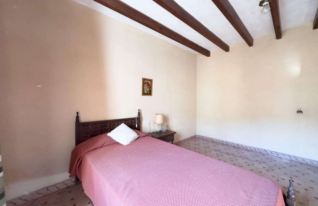 Townhouse for sale in Pollensa Mallorca with patio to reform