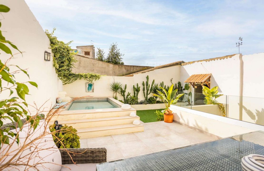 Neuwertiges Stadthaus mit Pool in Santa Margalida und separatem Gästeapartment