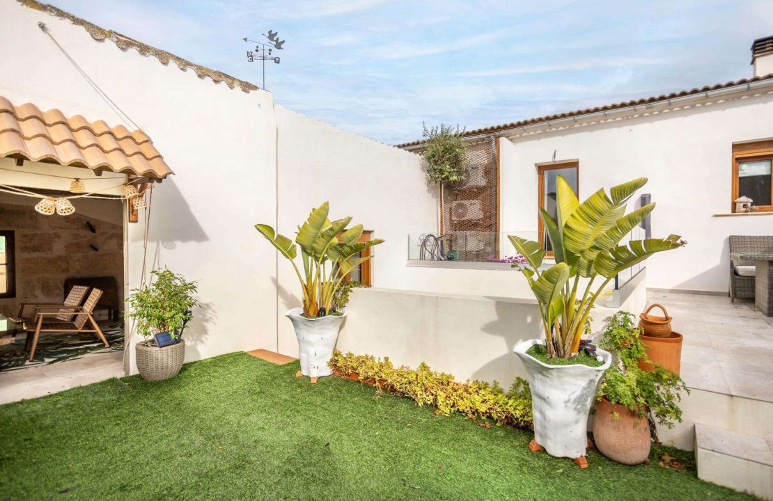 Neuwertiges Stadthaus mit Pool in Santa Margalida und separatem Gästeapartment