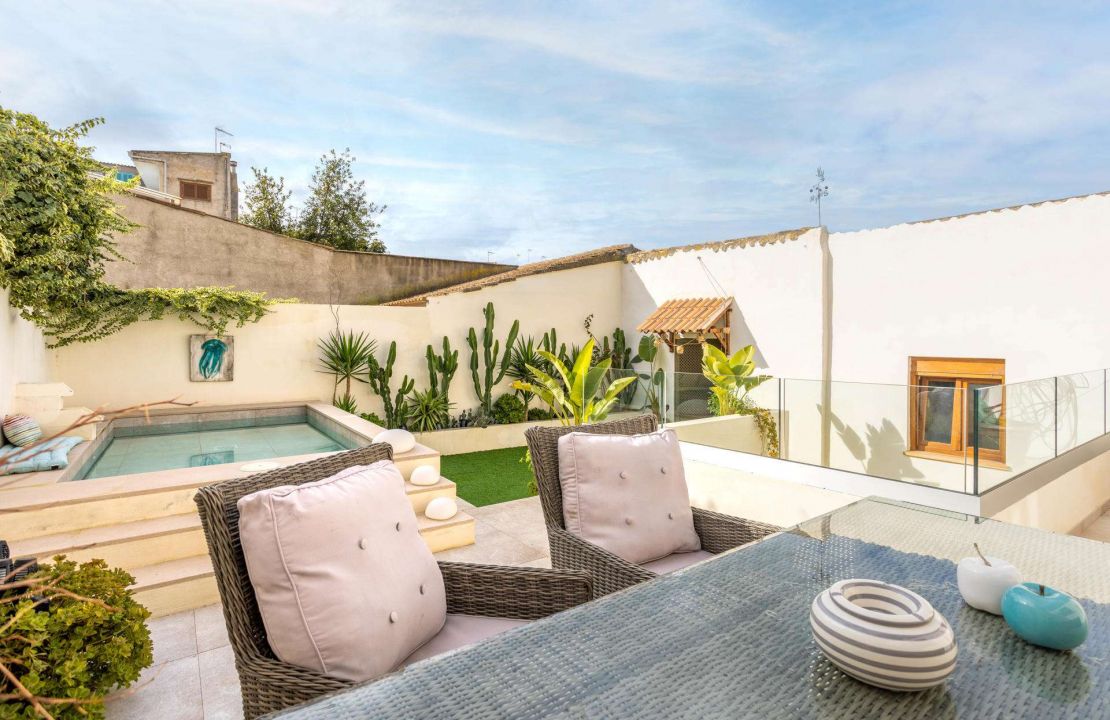 Neuwertiges Stadthaus mit Pool in Santa Margalida und separatem Gästeapartment