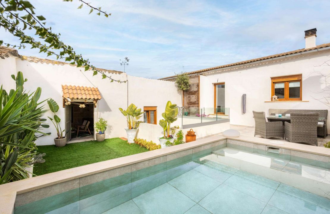 Neuwertiges Stadthaus mit Pool in Santa Margalida und separatem Gästeapartment