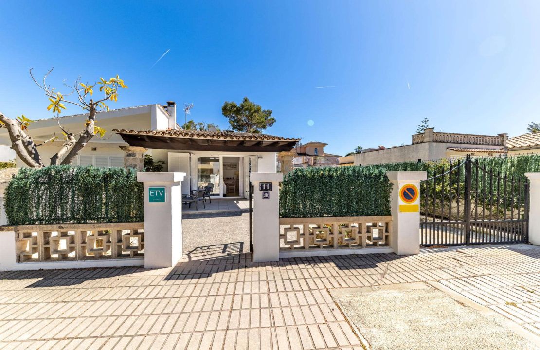 Villa for Sale in Puerto de Alcudia Mallorca with Holiday Rental License