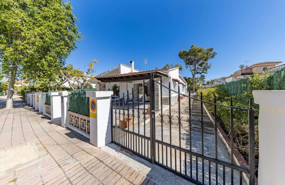 Villa for Sale in Puerto de Alcudia Mallorca with Holiday Rental License