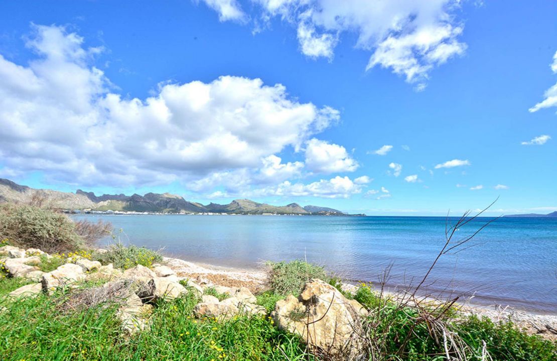 Puerto Pollensa moderne Maisonette Wohnung in ERSTER MEERESLINIE zu vermieten
