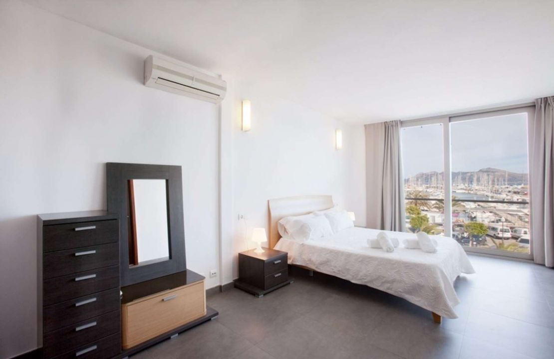 Puerto Pollensa moderne Maisonette Wohnung in ERSTER MEERESLINIE zu vermieten