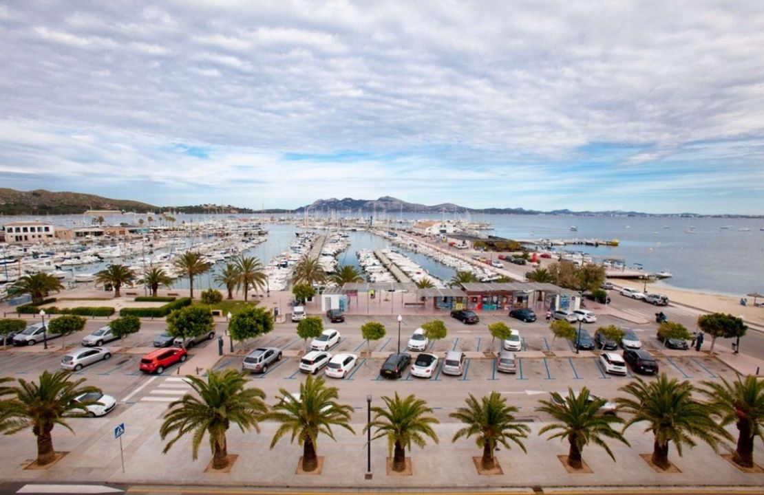 Puerto Pollensa moderne Maisonette Wohnung in ERSTER MEERESLINIE zu vermieten