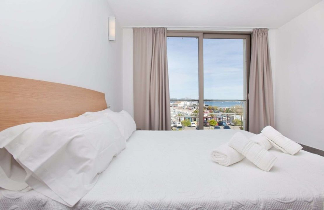 Puerto Pollensa moderne Maisonette Wohnung in ERSTER MEERESLINIE zu vermieten