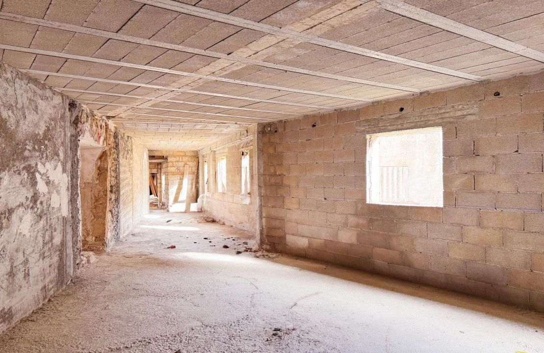 Schönes Stadthaus in Pollença mit Patio zur Renovierung.