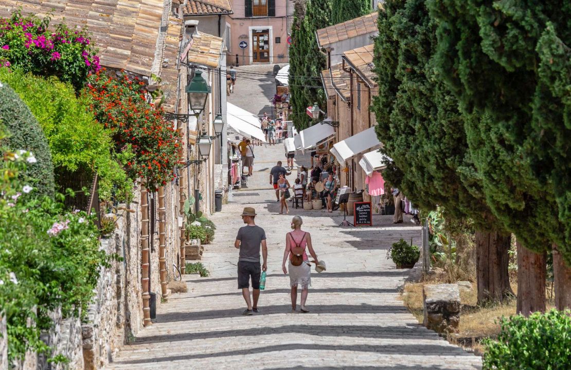 Schönes Stadthaus in Pollença mit Patio zur Renovierung.