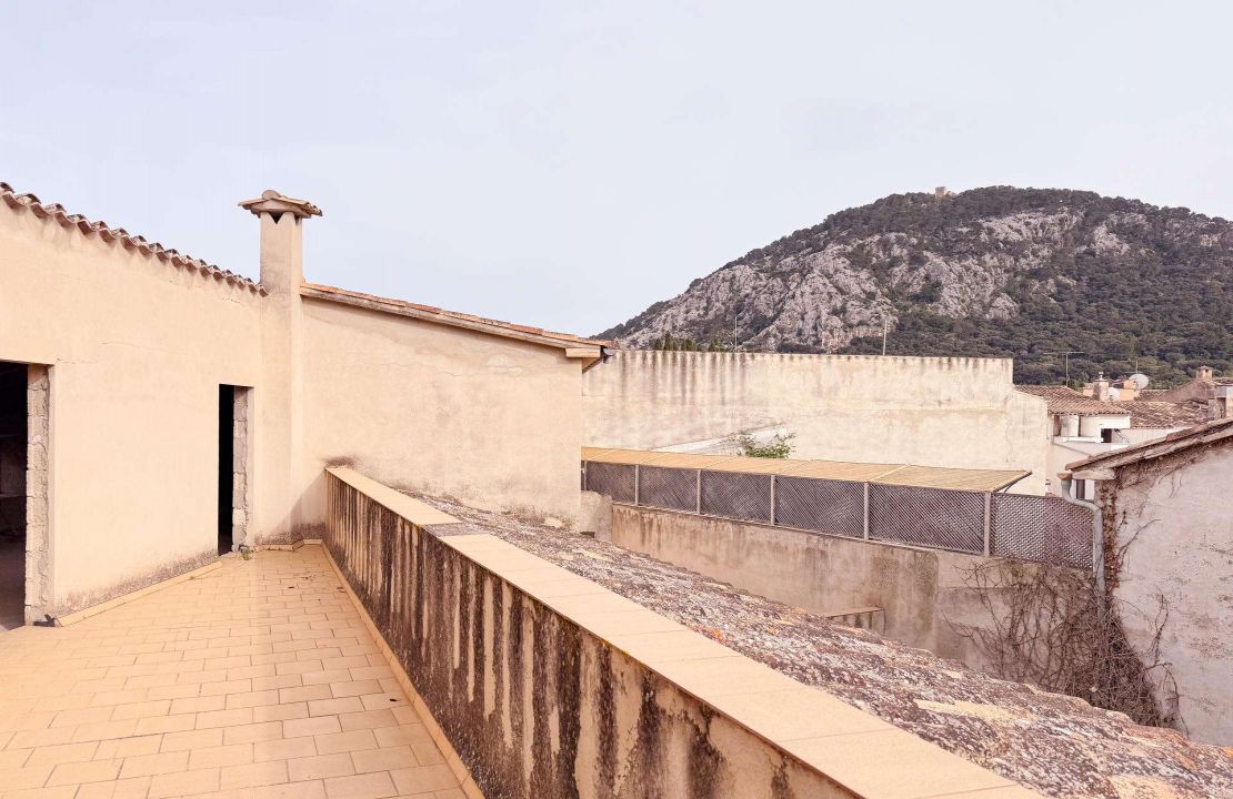 Schönes Stadthaus in Pollença mit Patio zur Renovierung.
