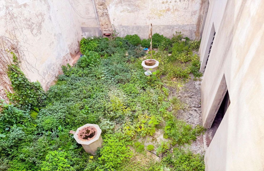 Schönes Stadthaus in Pollença mit Patio zur Renovierung.