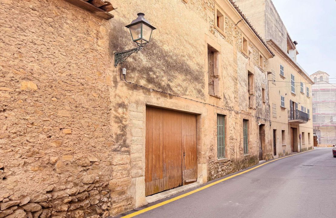 Schönes Stadthaus in Pollença mit Patio zur Renovierung.