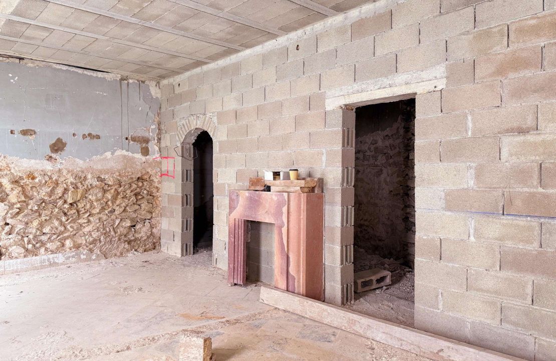 Schönes Stadthaus in Pollença mit Patio zur Renovierung.