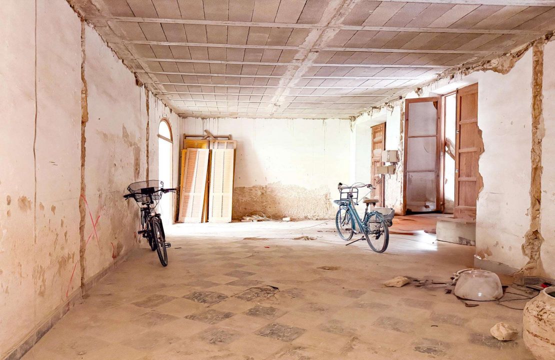 Schönes Stadthaus in Pollença mit Patio zur Renovierung.