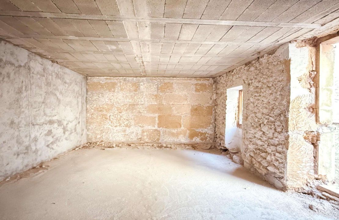 Schönes Stadthaus in Pollença mit Patio zur Renovierung.