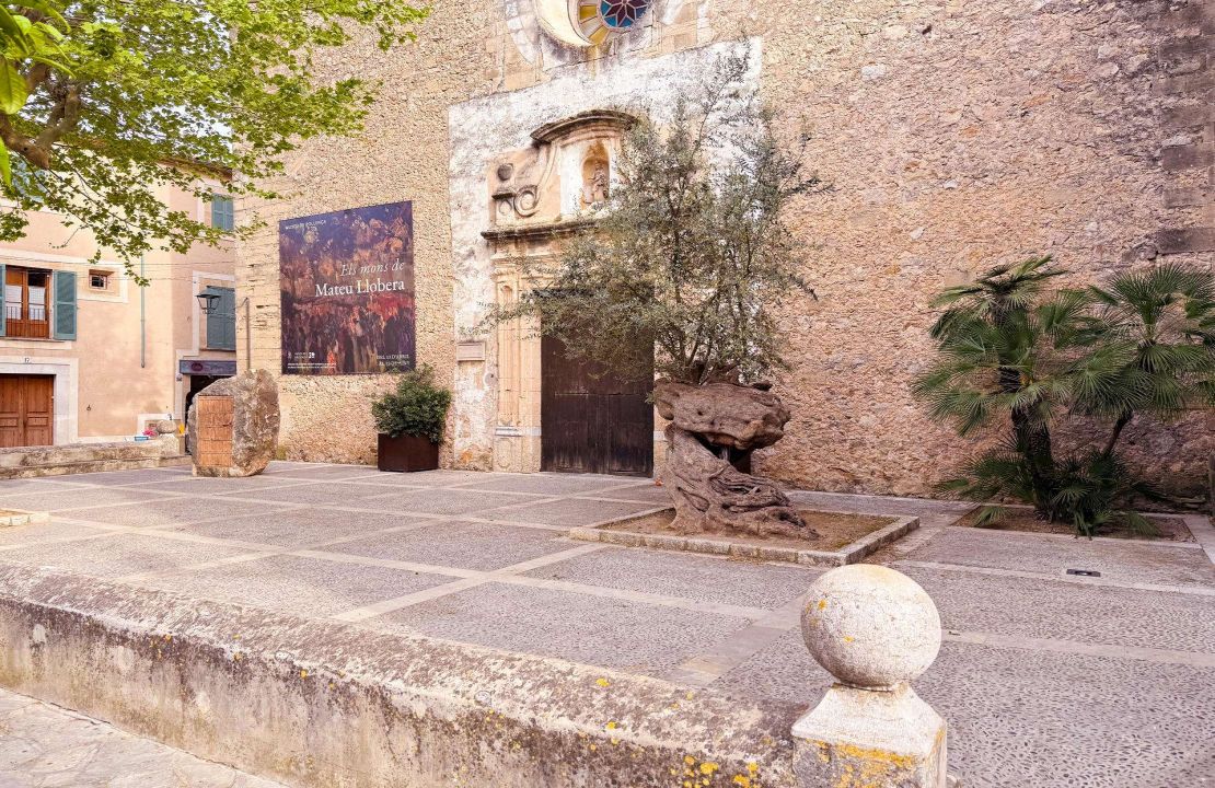 Schönes Stadthaus in Pollença mit Patio zur Renovierung.