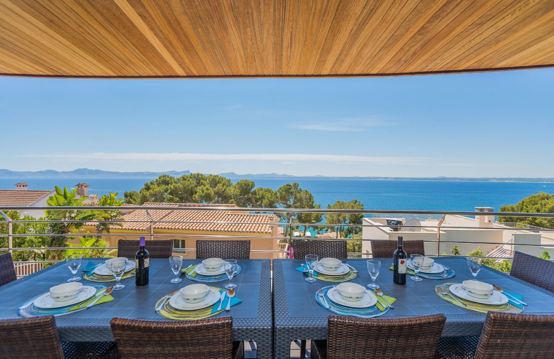Luxus-Villa mit fantastischem Meerblick und Lizenz zur Ferienvermietung in Alcanada, Alcudia, Mallorca zu verkaufen