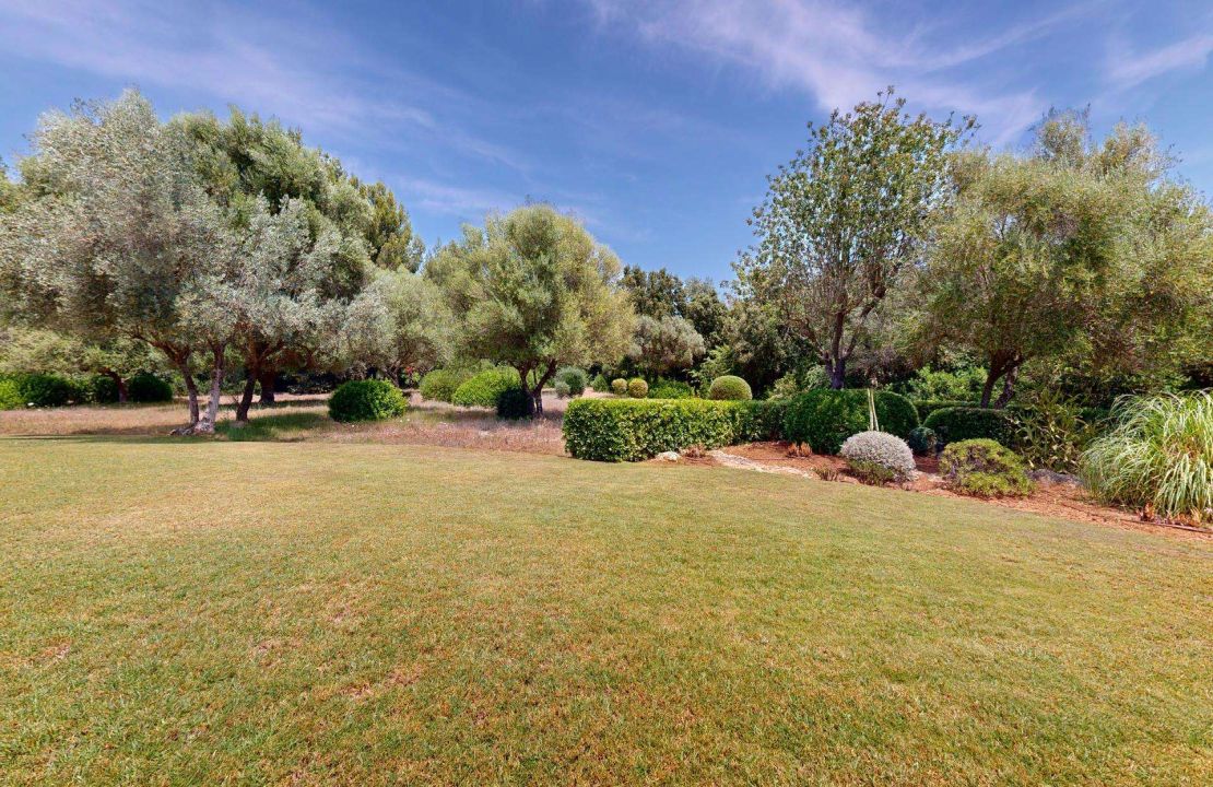 Traditionelle Finca nahe Golf Pollensa mit Ferienmietlizenz für 12 Personen zu verkaufen