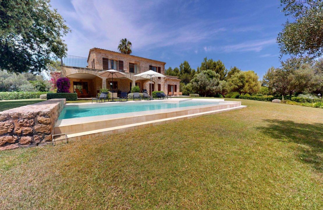 Traditionelle Finca nahe Golf Pollensa mit Ferienmietlizenz für 12 Personen zu verkaufen