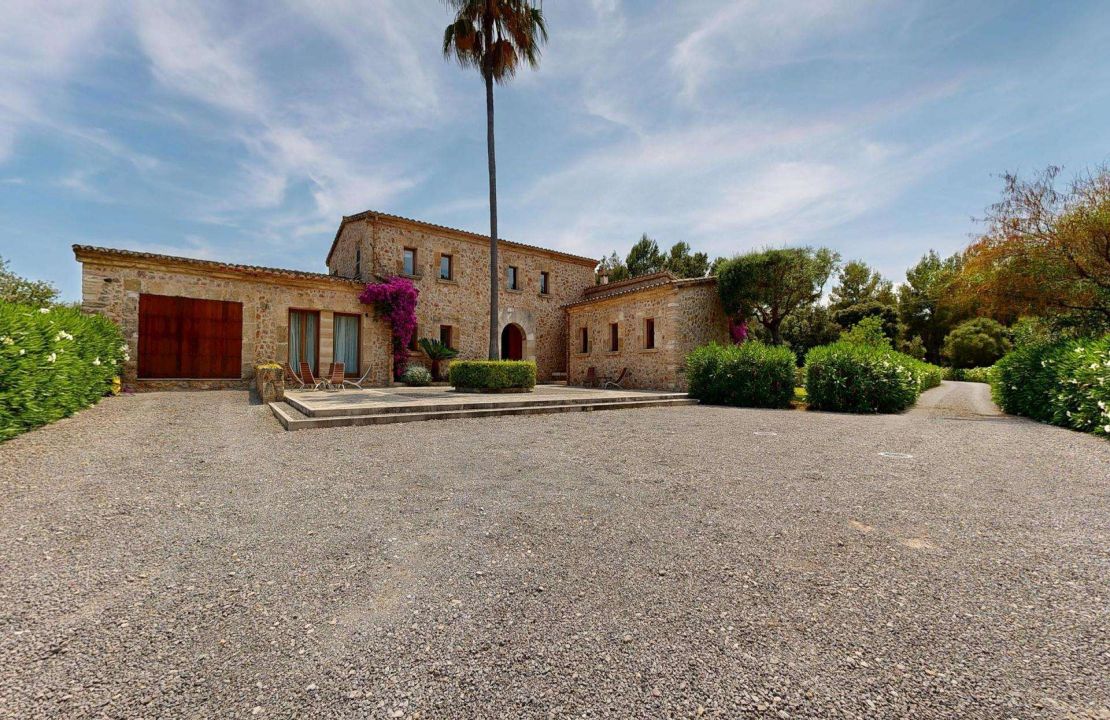 Traditionelle Finca nahe Golf Pollensa mit Ferienmietlizenz für 12 Personen zu verkaufen