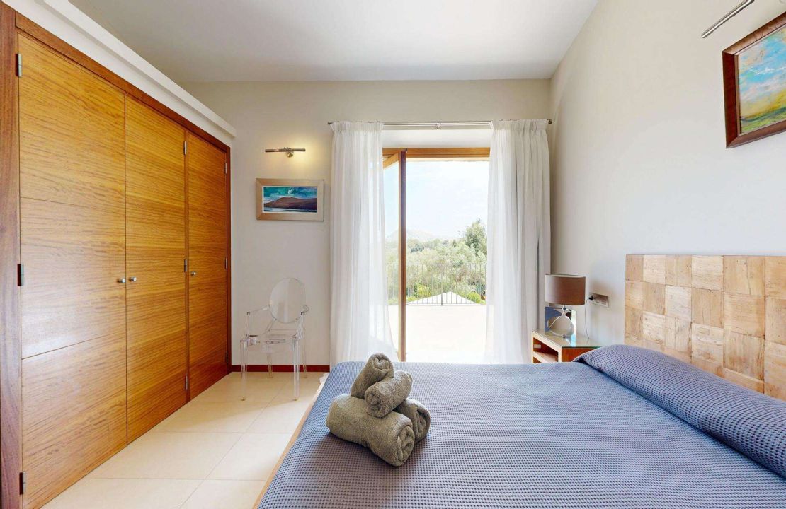 Traditionelle Finca nahe Golf Pollensa mit Ferienmietlizenz für 12 Personen zu verkaufen