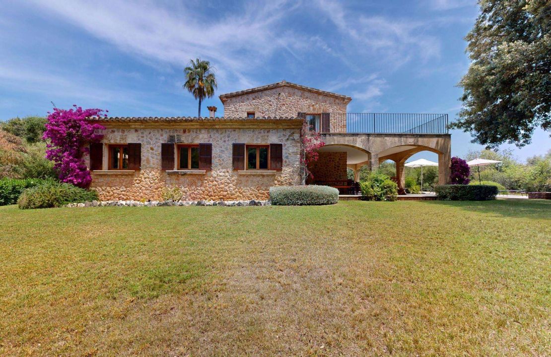 Traditionelle Finca nahe Golf Pollensa mit Ferienmietlizenz für 12 Personen zu verkaufen