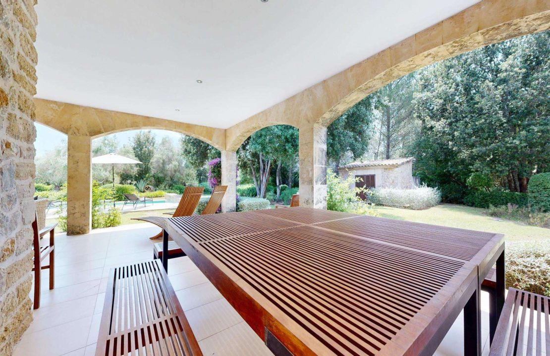Traditionelle Finca nahe Golf Pollensa mit Ferienmietlizenz für 12 Personen zu verkaufen