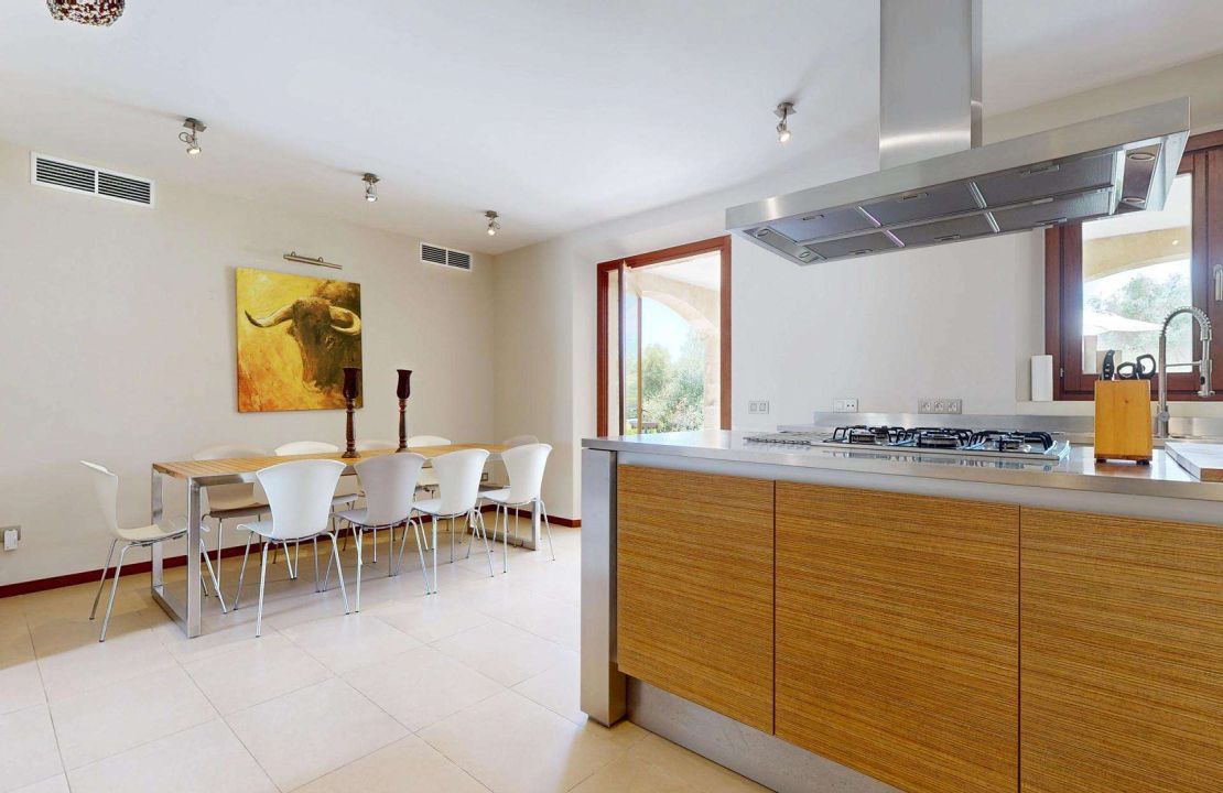 Traditionelle Finca nahe Golf Pollensa mit Ferienmietlizenz für 12 Personen zu verkaufen