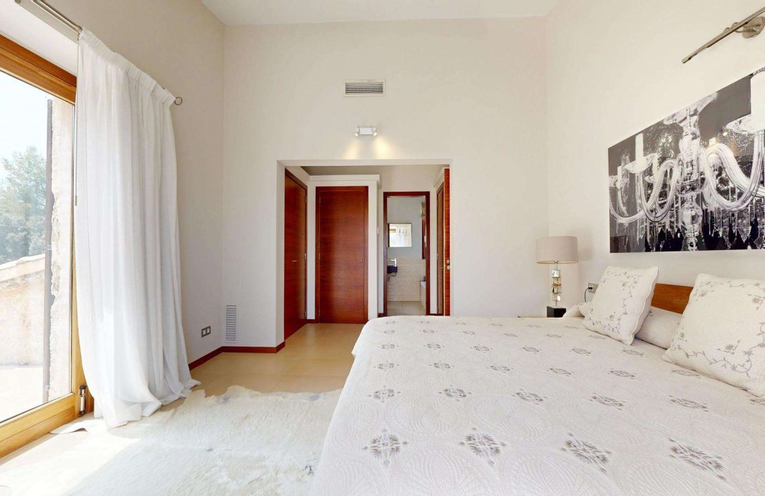 Traditionelle Finca nahe Golf Pollensa mit Ferienmietlizenz für 12 Personen zu verkaufen