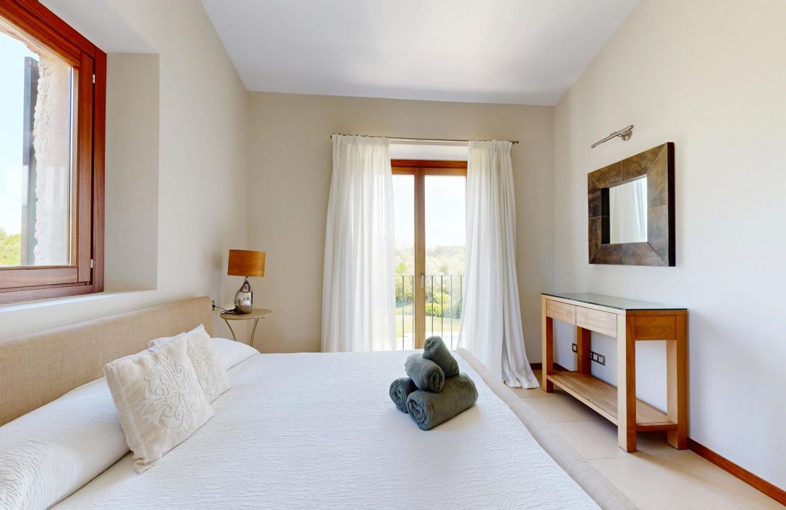 Traditional Elegance in the Countryside Near Pollensa with Holiday Rental License for 12 People for Sale
