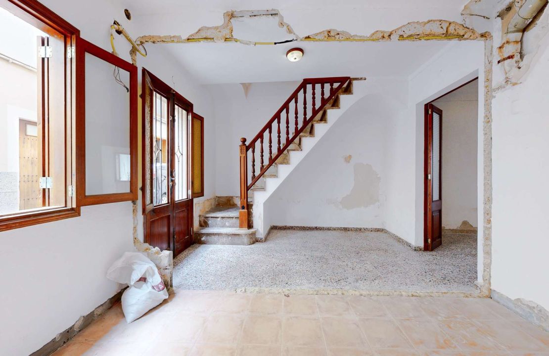 Townhouse in Pollenca Mallorca with large patio and renovation project
