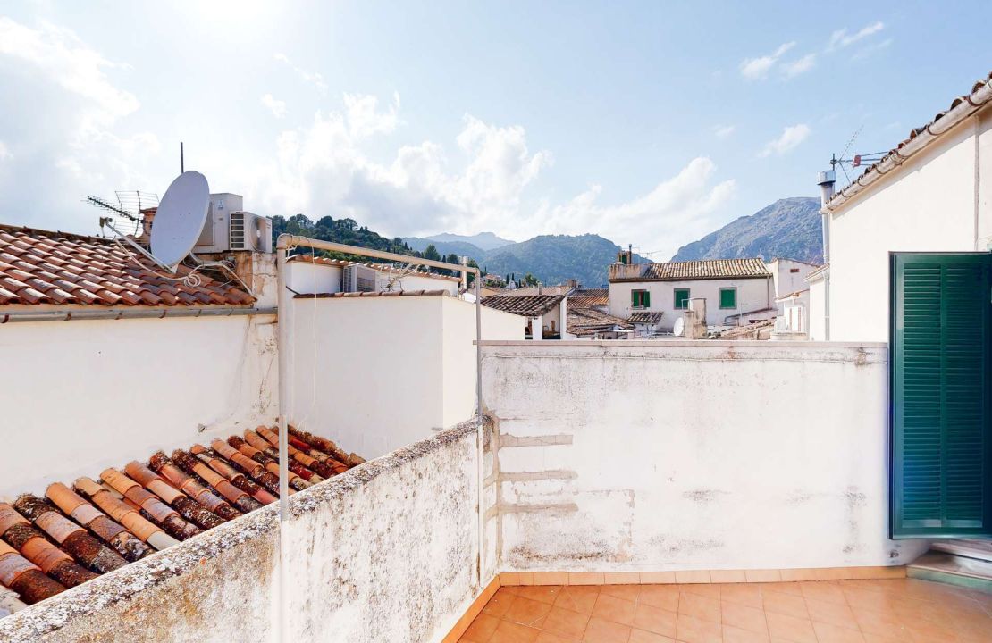 Townhouse in Pollenca Mallorca with large patio and renovation project