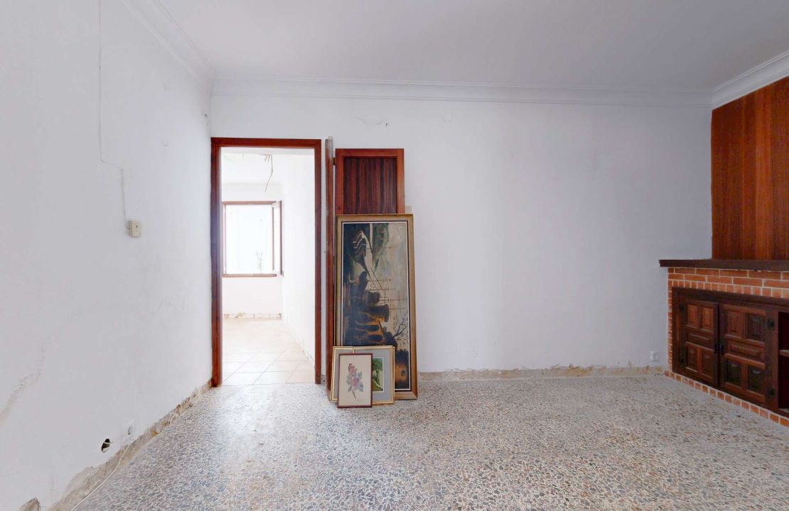 Townhouse in Pollenca Mallorca with large patio and renovation project