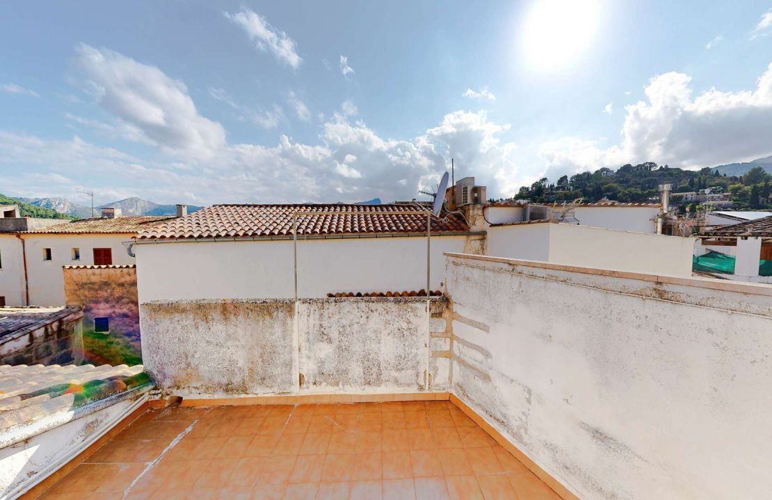 Townhouse in Pollenca Mallorca with large patio and renovation project