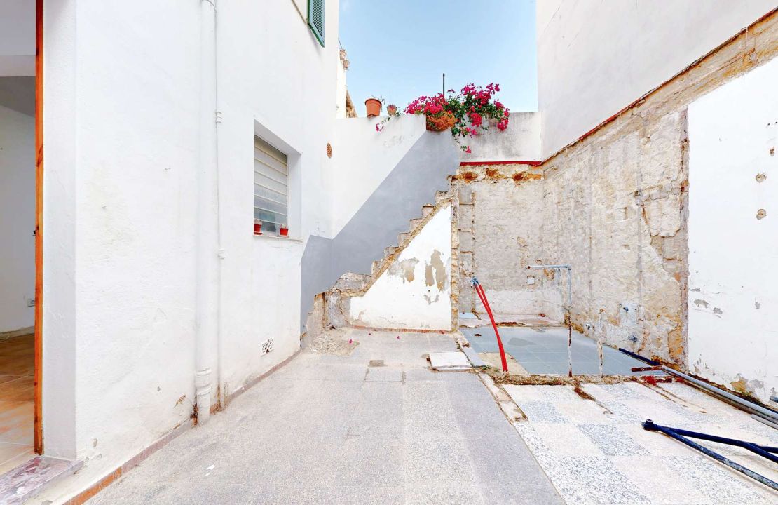 Townhouse in Pollenca Mallorca with large patio and renovation project