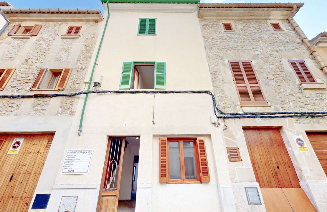 Townhouse in Pollenca Mallorca with large patio and renovation project