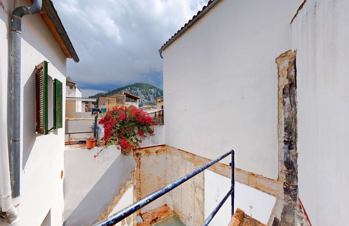 Townhouse in Pollenca Mallorca with large patio and renovation project