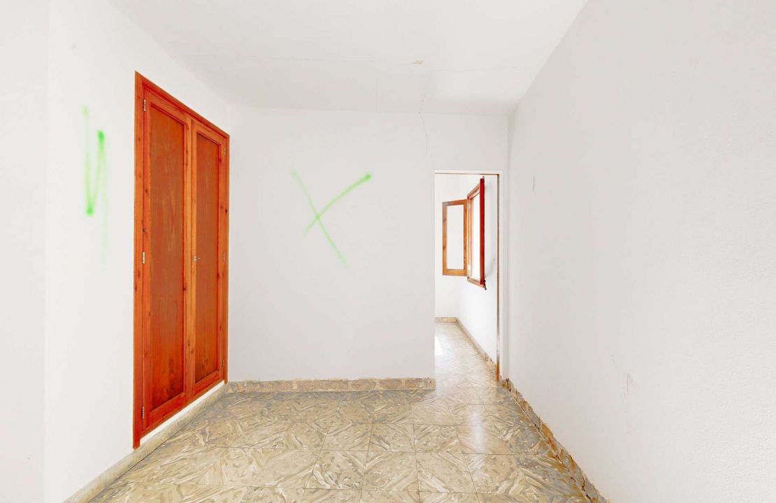 Townhouse in Pollenca Mallorca with large patio and renovation project