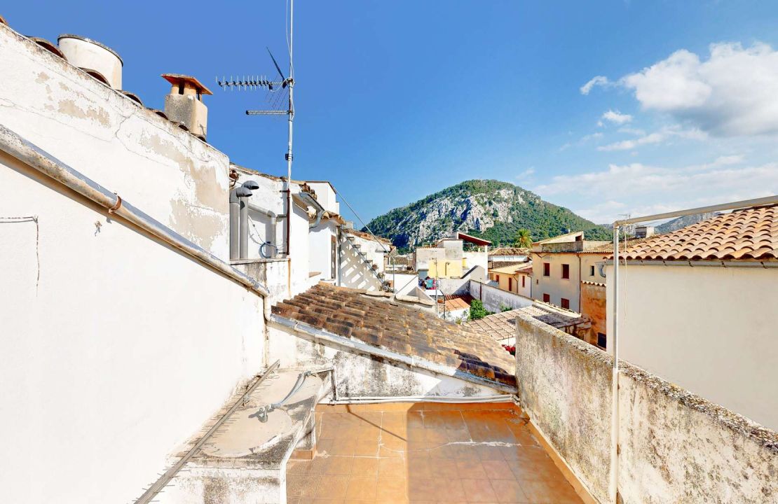 Townhouse in Pollenca Mallorca with large patio and renovation project