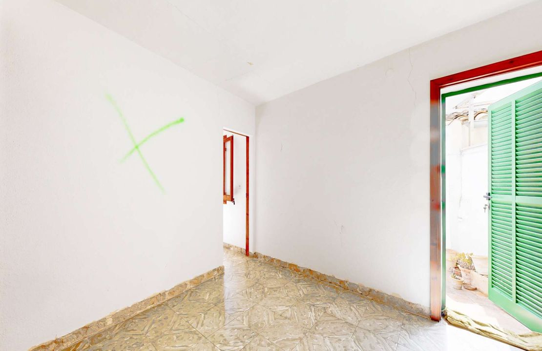 Townhouse in Pollenca Mallorca with large patio and renovation project