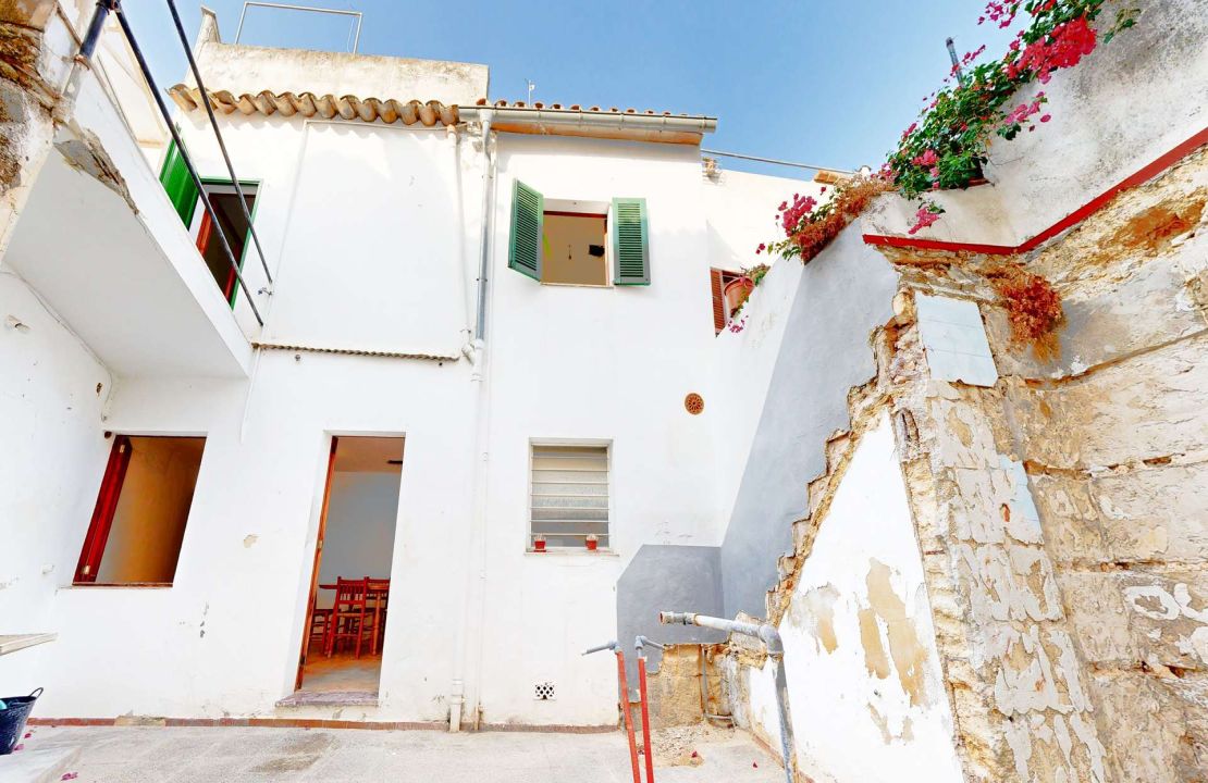 Townhouse in Pollenca Mallorca with large patio and renovation project