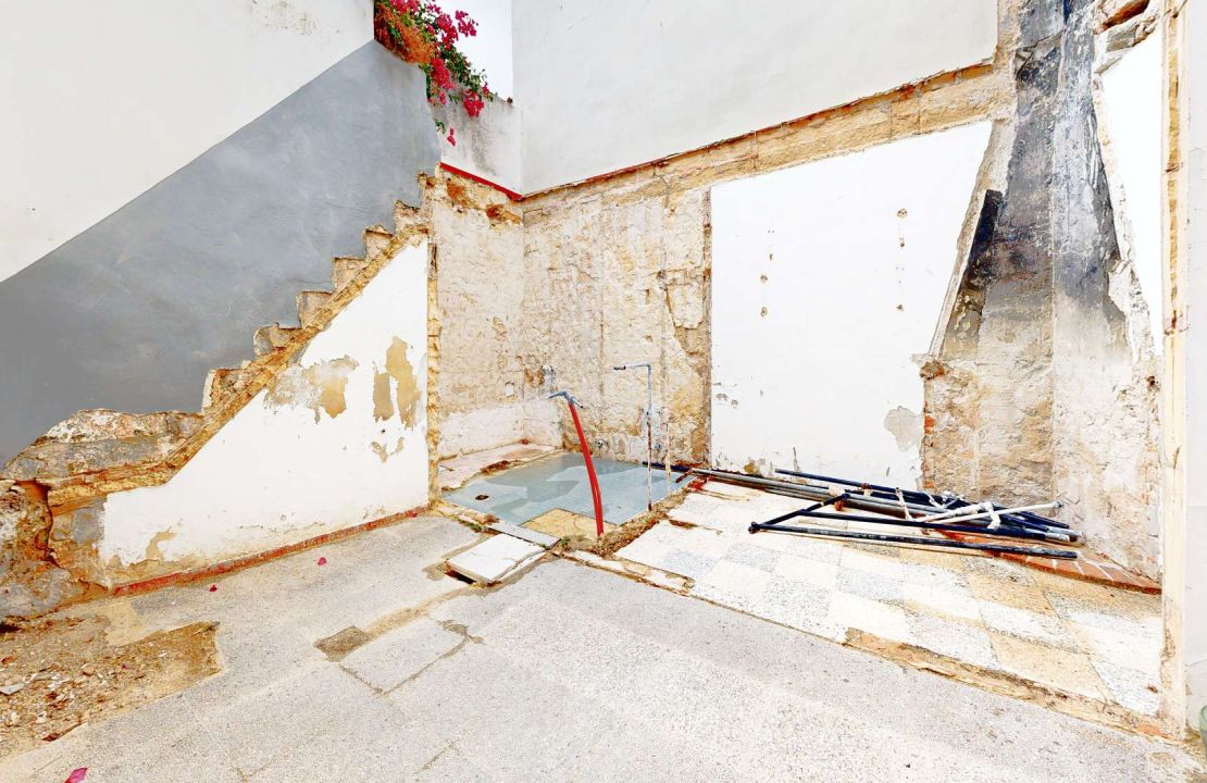 Townhouse in Pollenca Mallorca with large patio and renovation project