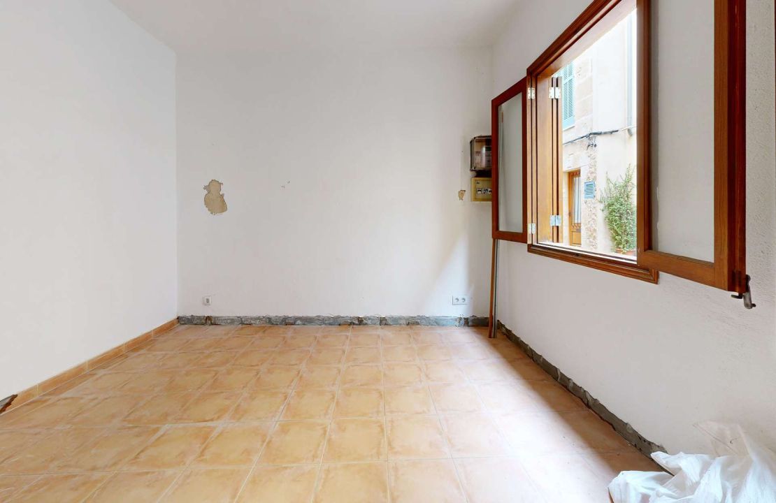Townhouse in Pollenca Mallorca with large patio and renovation project