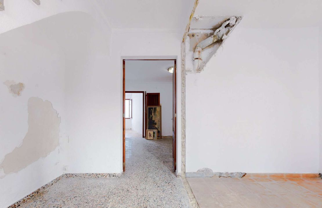 Townhouse in Pollenca Mallorca with large patio and renovation project