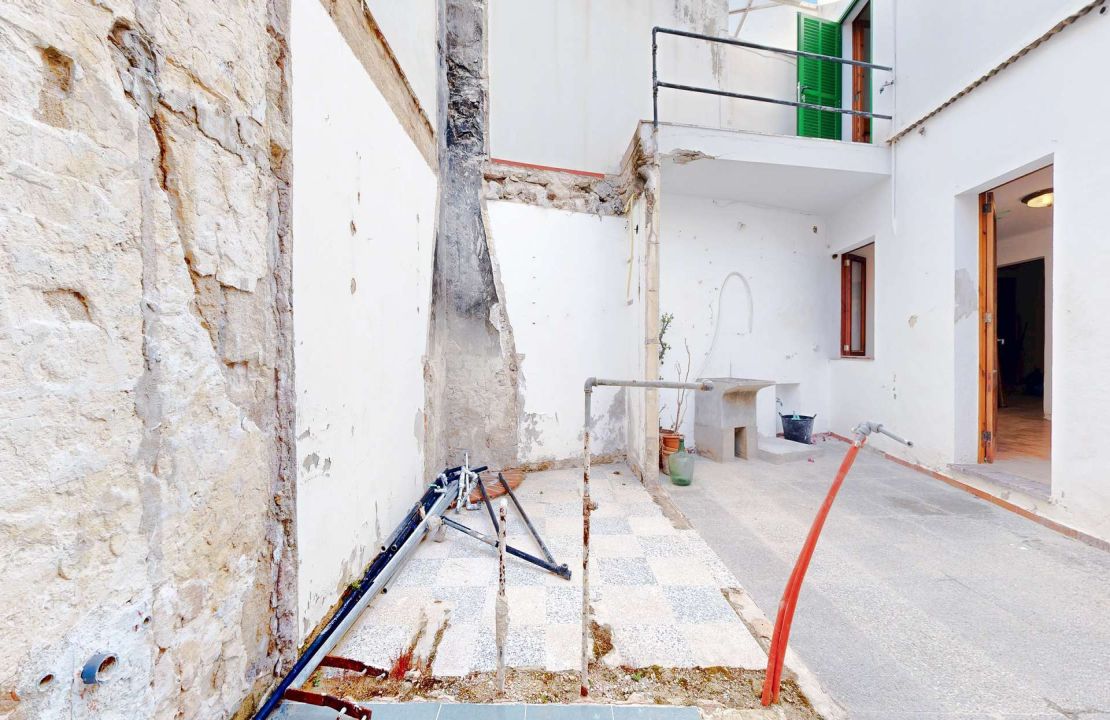 Townhouse in Pollenca Mallorca with large patio and renovation project
