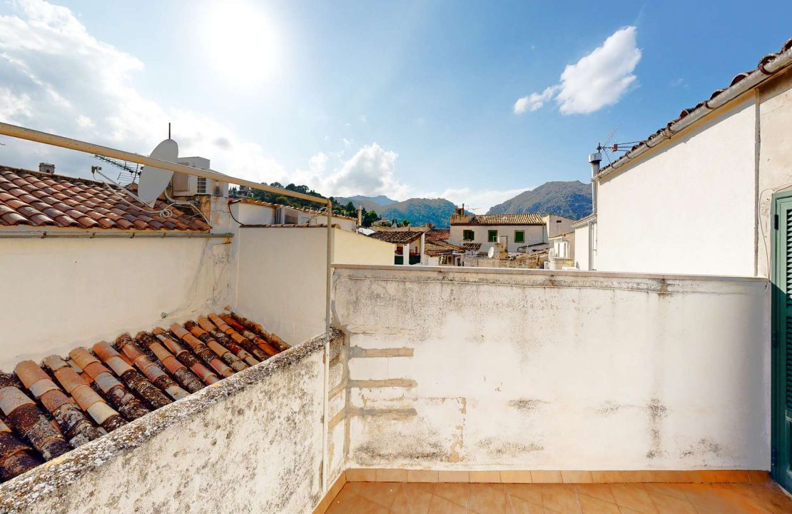 Townhouse in Pollenca Mallorca with large patio and renovation project