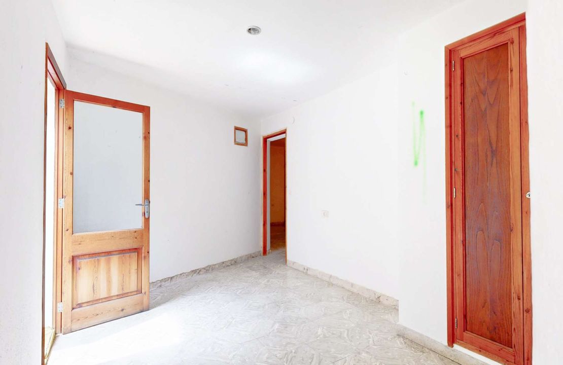 Townhouse in Pollenca Mallorca with large patio and renovation project