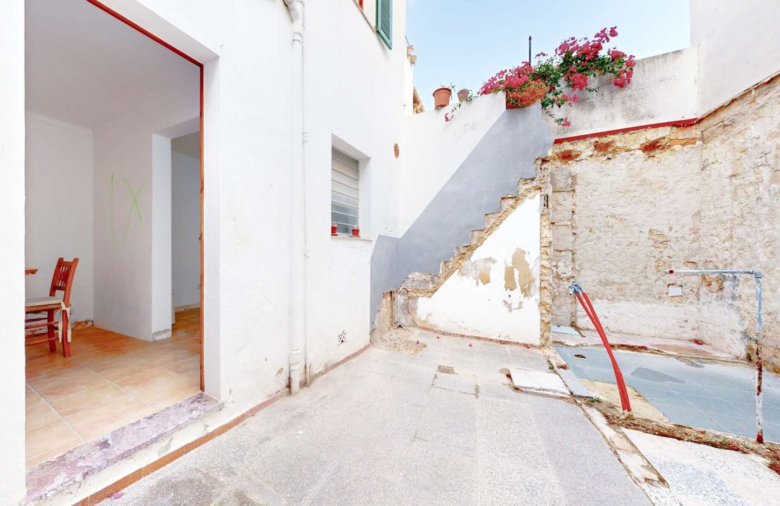 Townhouse in Pollenca Mallorca with large patio and renovation project